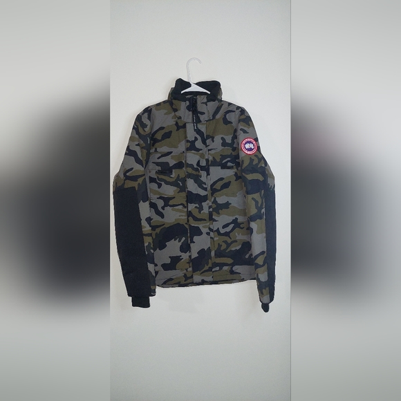 I am selling a Canada Goose military style jacket, it is size M, it is new - Picture 2 of 7